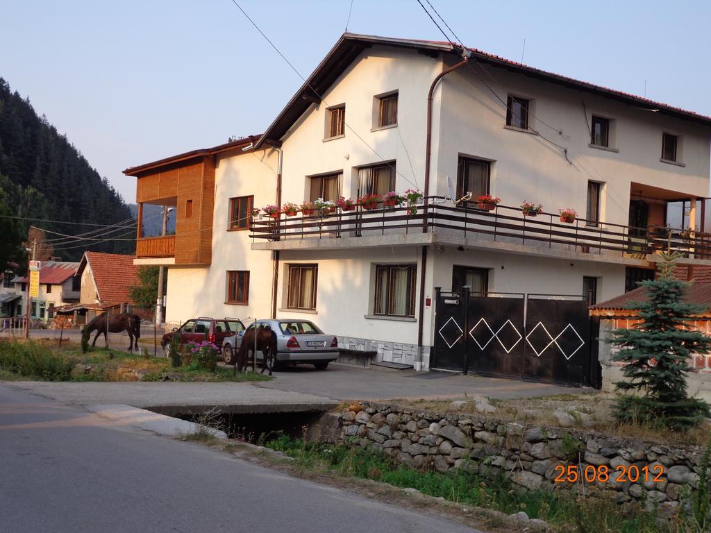 Family Hotel Ecorelax Madzhare ภายนอก รูปภาพ